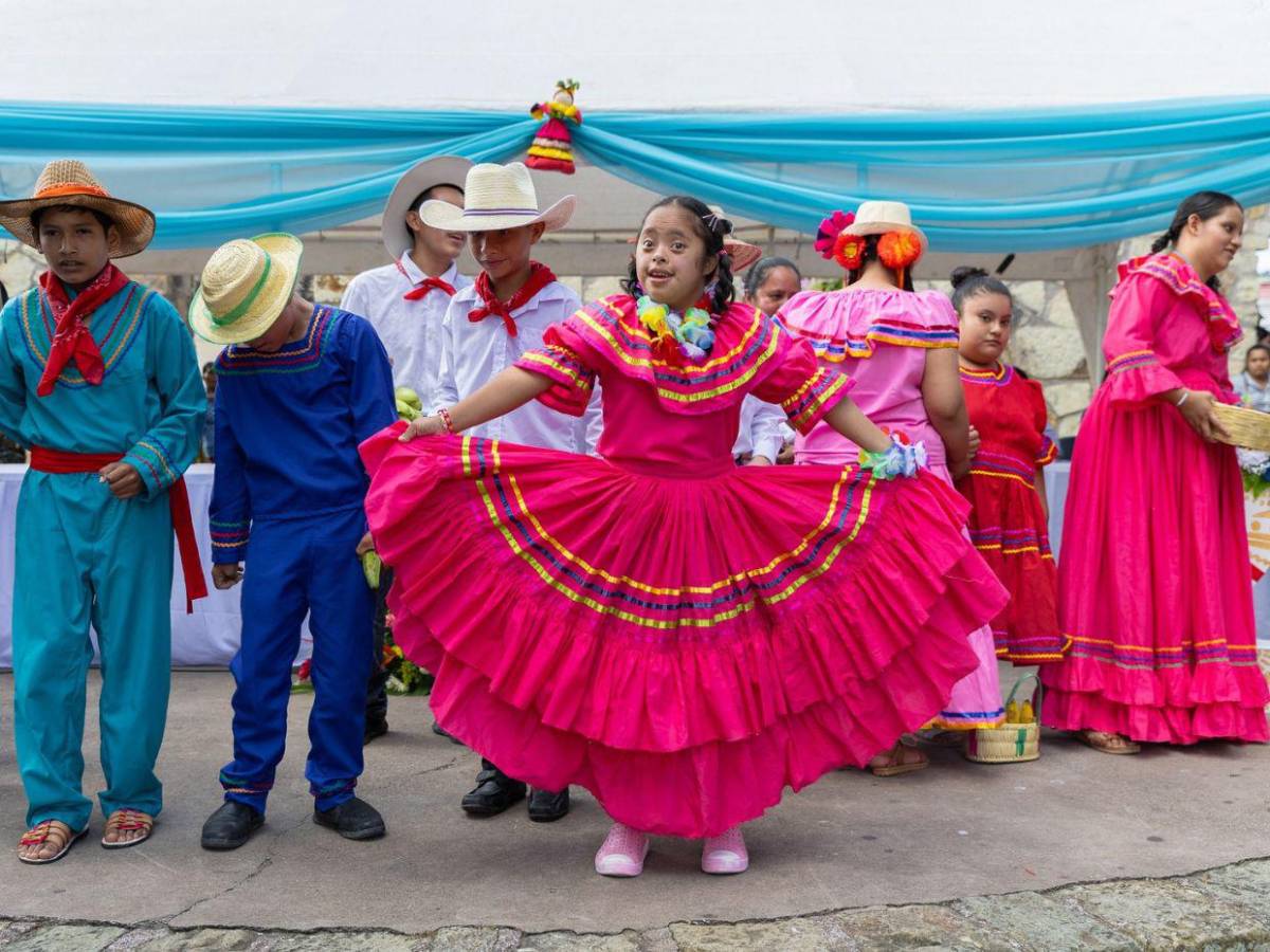 Niños con talentos diversos brillan en los desfiles patrios con entusiasmo y alegría