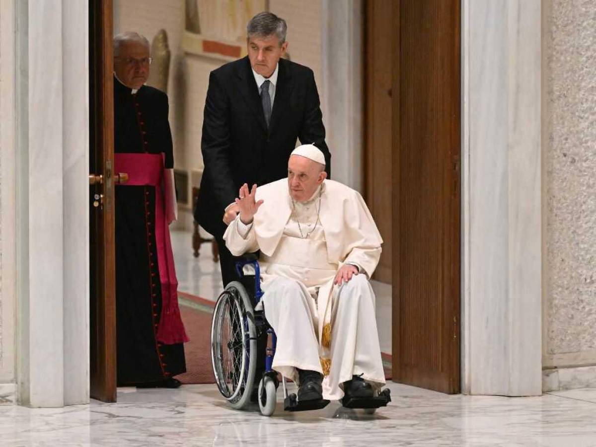 Papa Francisco aparece en silla de ruedas por su dolor de rodilla