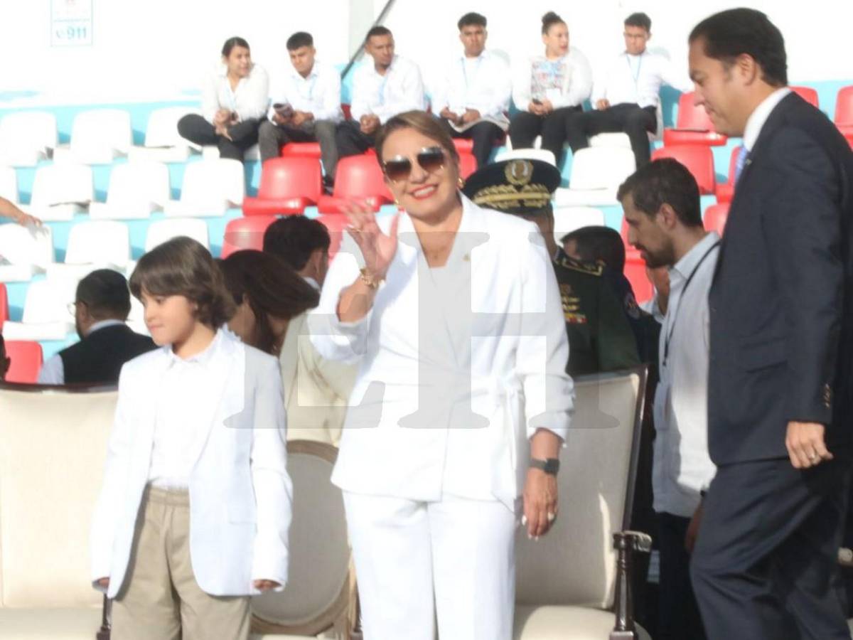 Elegancia y simplicidad, el toque en el atuendo de Xiomara Castro en desfiles patrios Honduras 2025