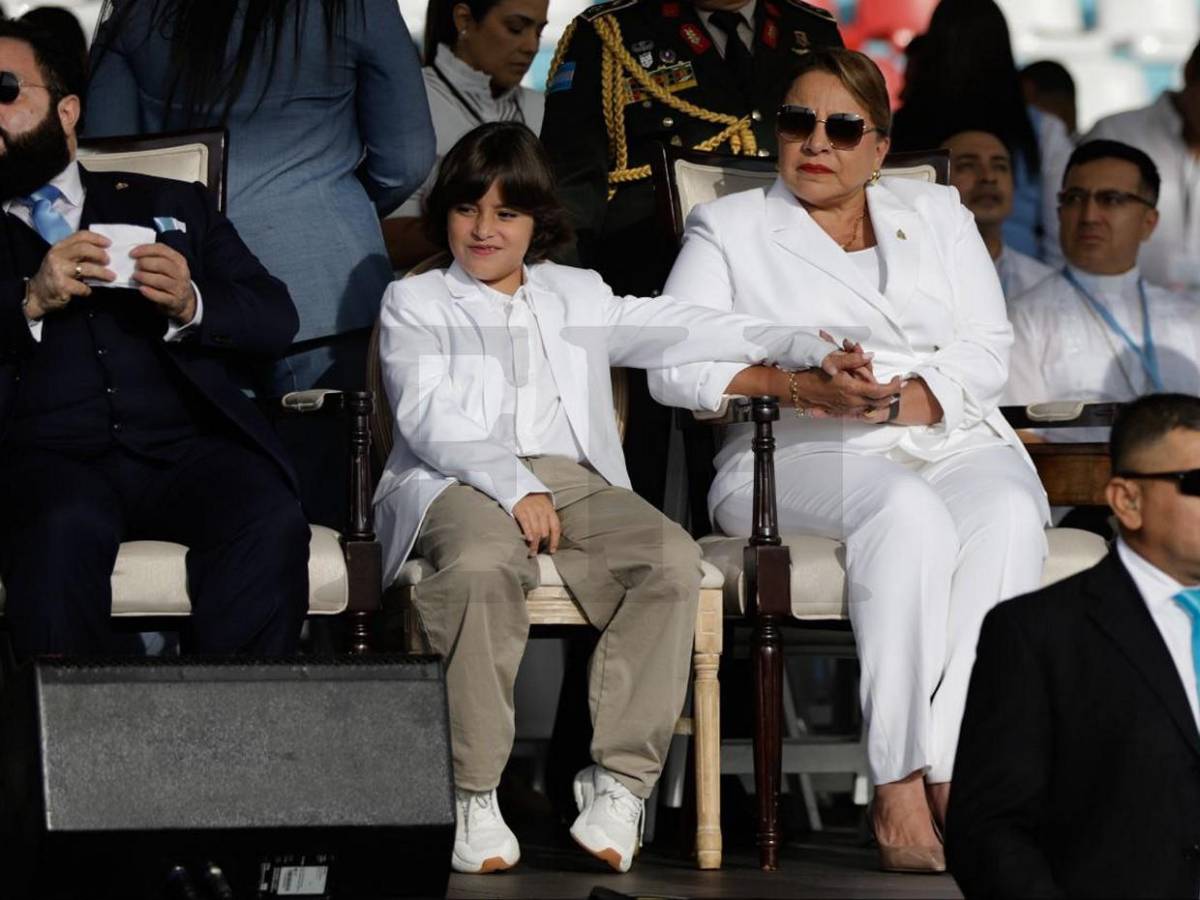 Elegancia y simplicidad, el toque en el atuendo de Xiomara Castro en desfiles patrios Honduras 2025