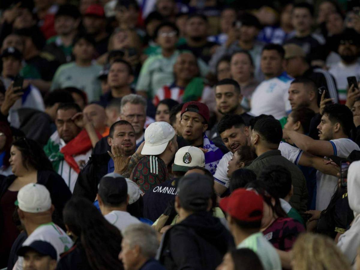 No se vio en TV: Peleas en las gradas del Honduras vs México e intrusos en la cancha
