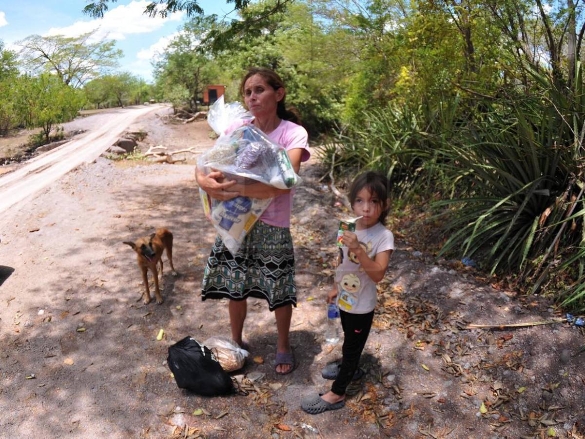 Bajo ardiente sol buscaban comida y hallaron la solidaridad de lectores de El Heraldo