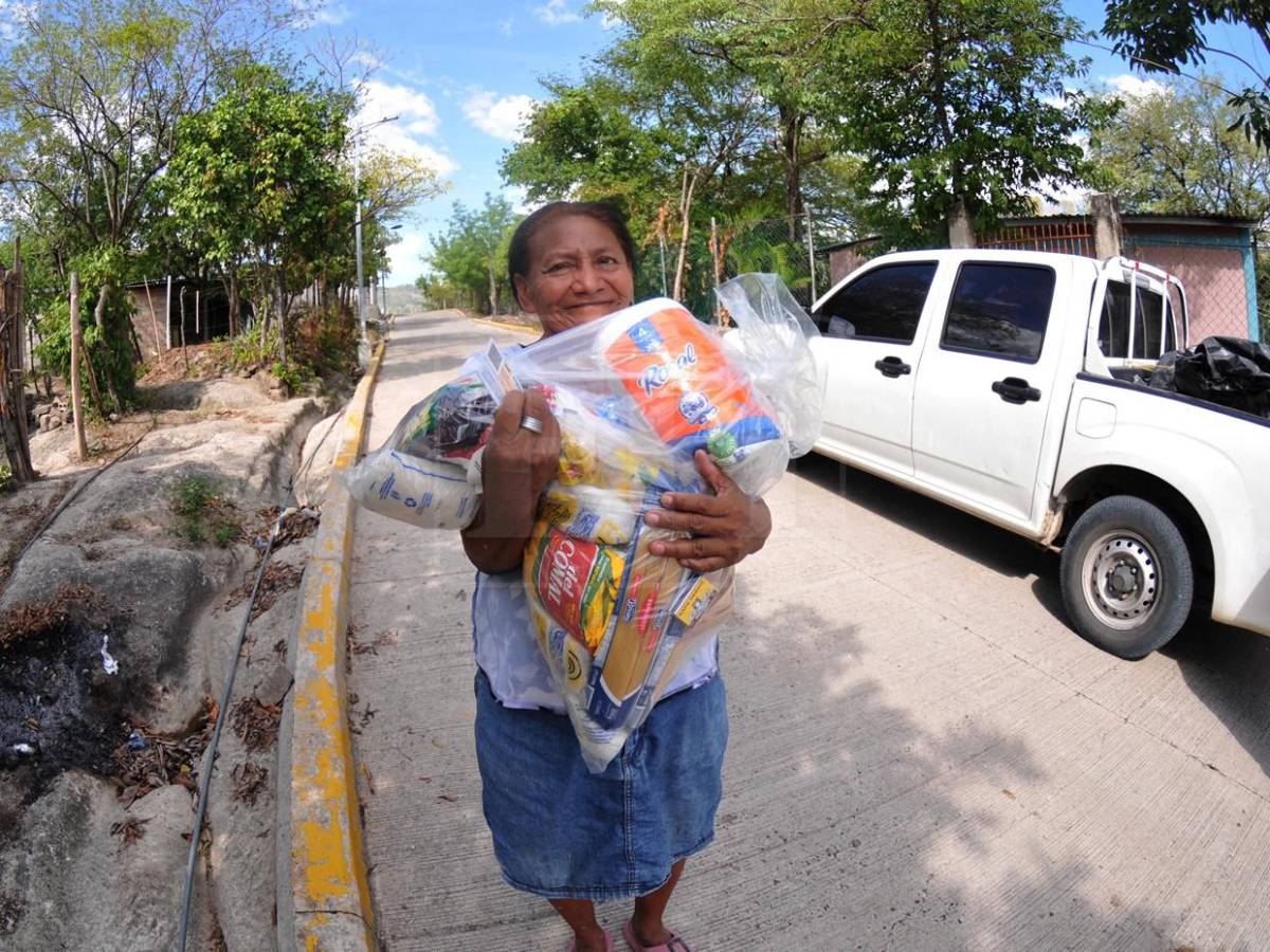 Bajo ardiente sol buscaban comida y hallaron la solidaridad de lectores de El Heraldo