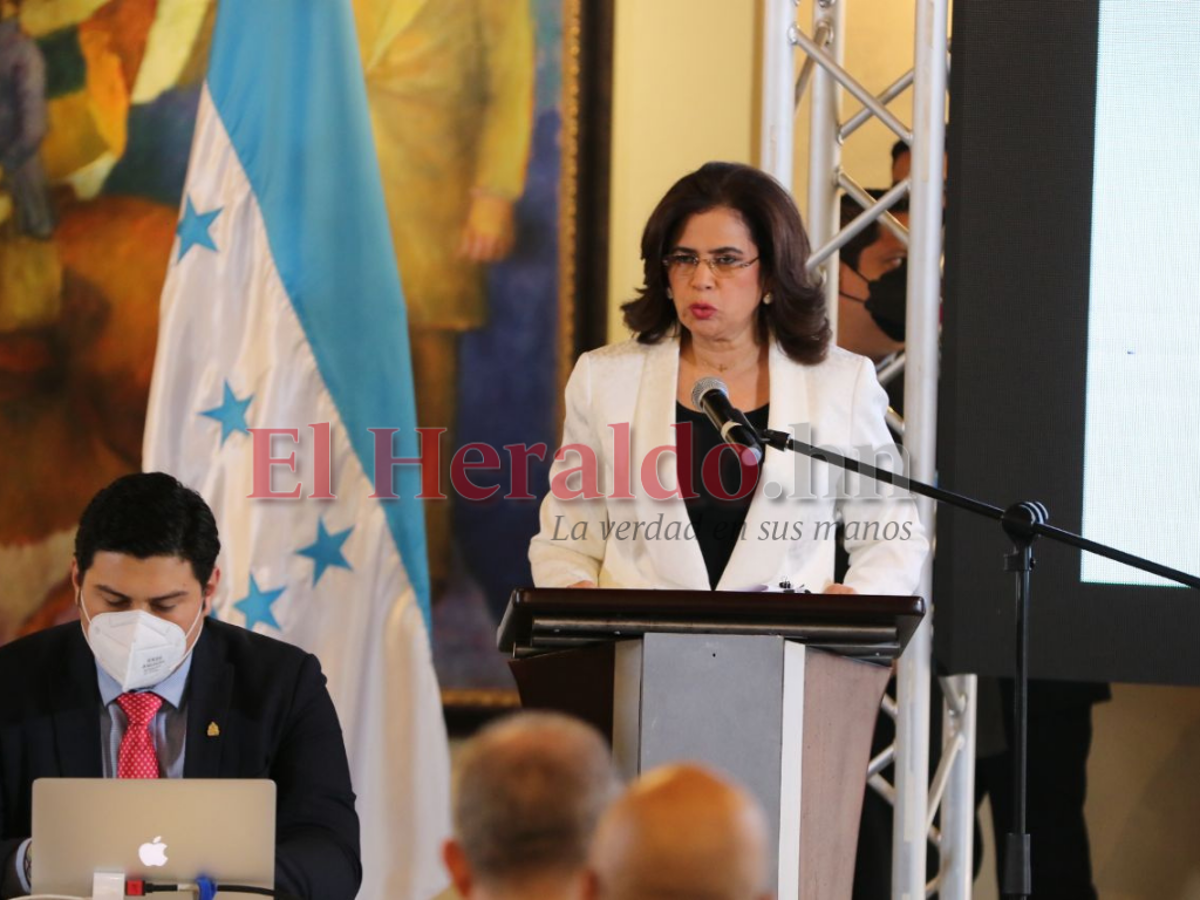 Rixi Moncada denuncia que las finanzas del Estado fueron saqueadas y que se debe recurrir a préstamos