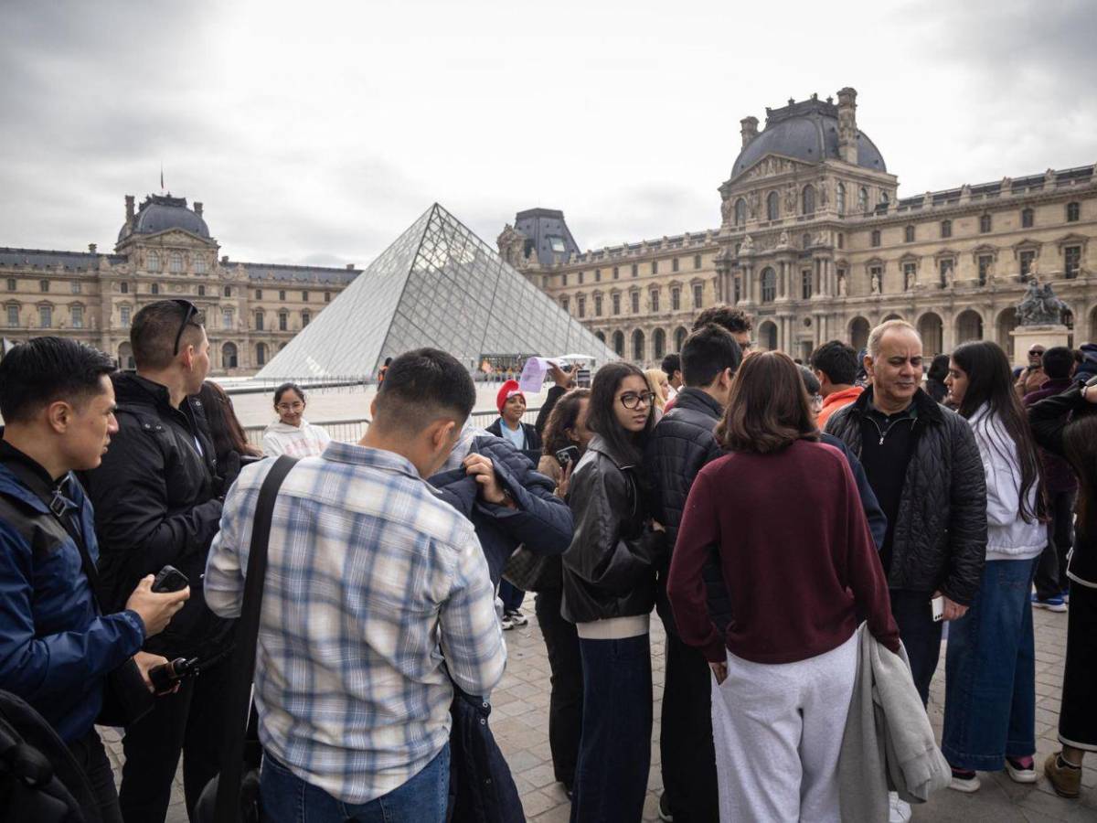 Estudiantes bloquean el acceso al Louvre en apoyo a las protestas de los institutos