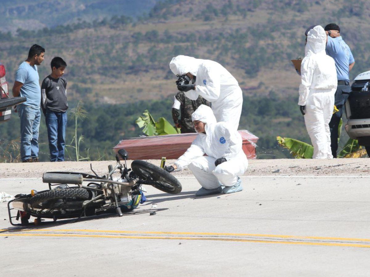 Imágenes del accidente de cuatro motocicletas que dejó un muerto en carretera a El Paraíso