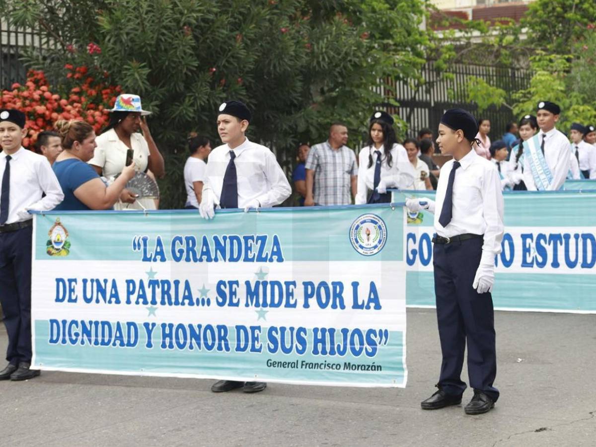 Colorido desfile en honor a la Patria en el Barrio Cabañas de San Pedro Sula