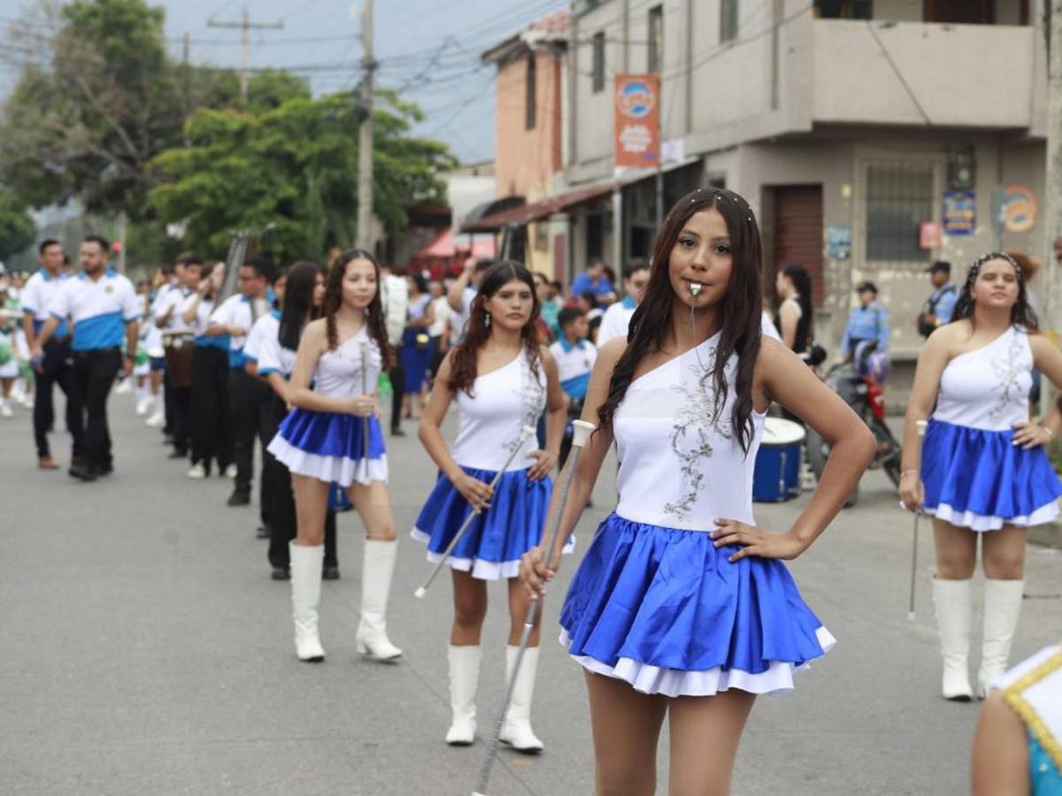Colorido desfile en honor a la Patria en el Barrio Cabañas de San Pedro Sula