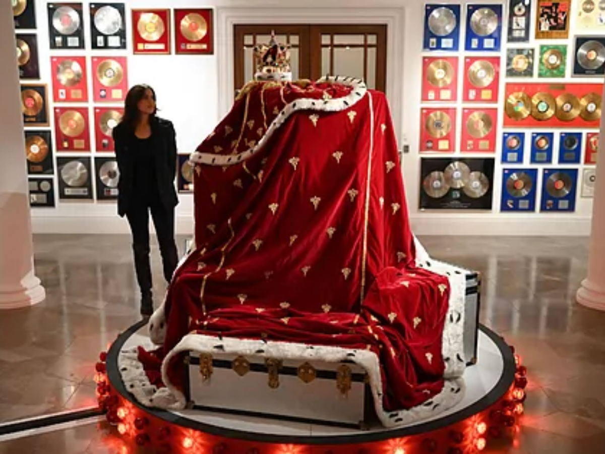 Desde una corona hasta su peine de bigote: Inicia la subastan de objetos personales de Freddie Mercury