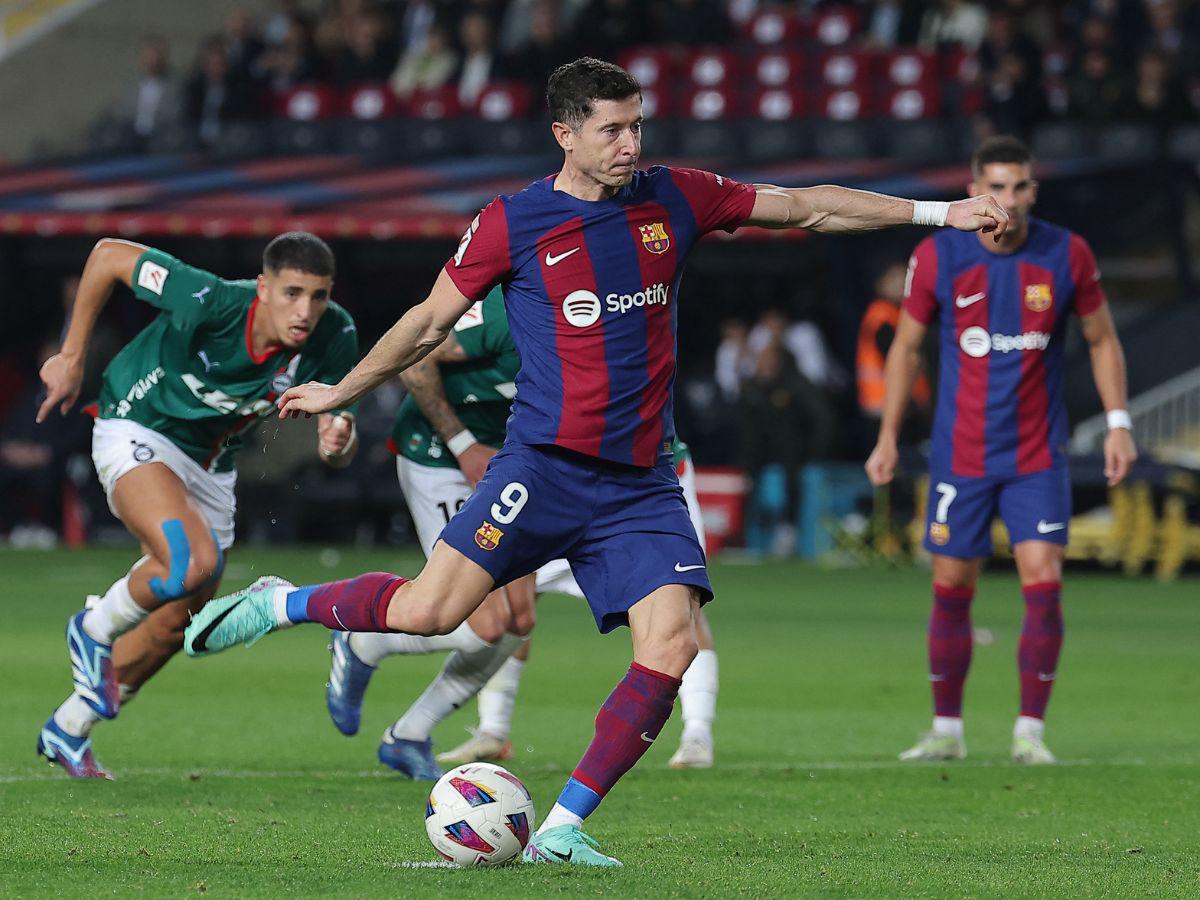 Doblete de Lewandowski salvó a Barcelona del agresivo inicio del Alavés