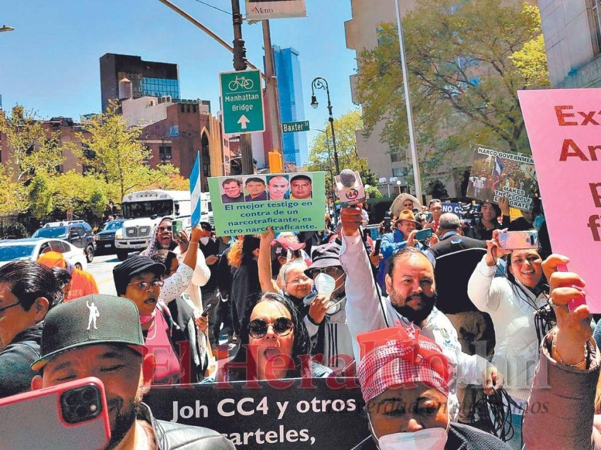 Unos 300 hondureños abarrotaron los alrededores de la Corte del Distrito Sur de Nueva York para exigir cadena perpetua para Juan Orlando Hernández, quien se declaró “No culpable”.