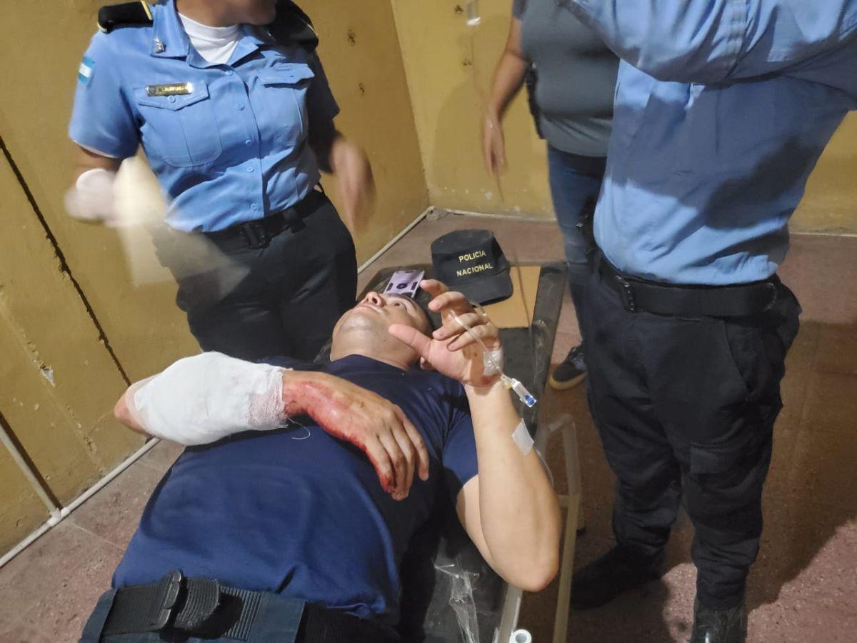 Momento en que uno de los oficiales era atendido en un centro asistencial del sector.