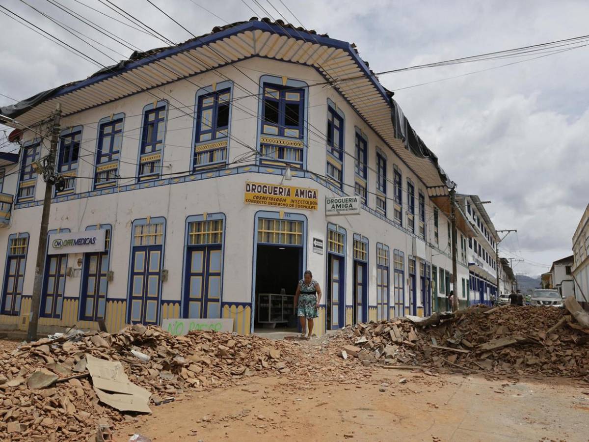 El Cairo, Colombia, pueblo destruido por terremoto se resiste a perder la esperanza