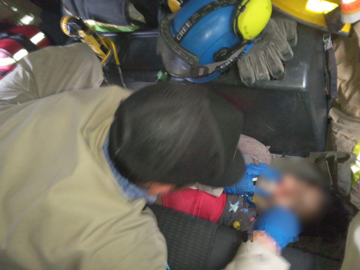 La menor fue asistida por paramédicos del Cuerpo de Bomberos, pero lamentablemente expiró.