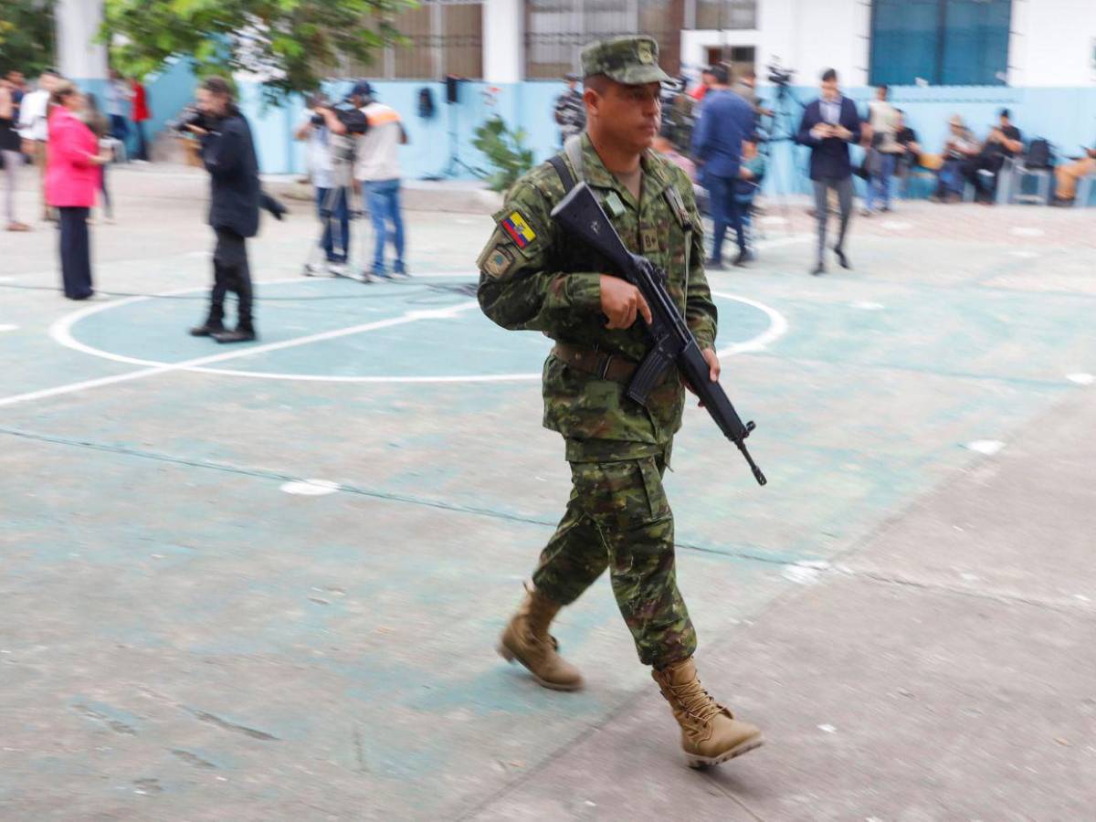 Ecuador vota hoy entre palmas, estado de excepción y ley seca