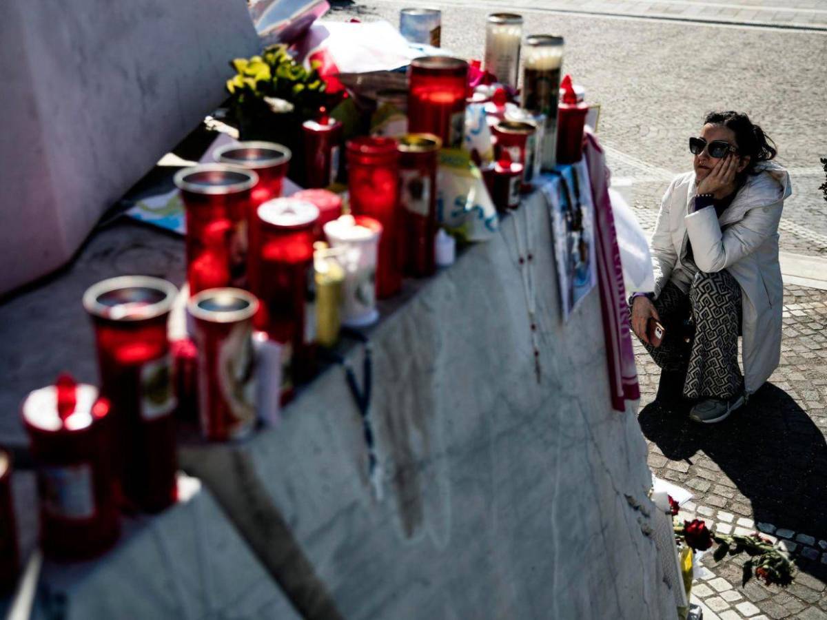 Fieles rezan frente hospital donde está el papa Francisco, que se mantiene estable