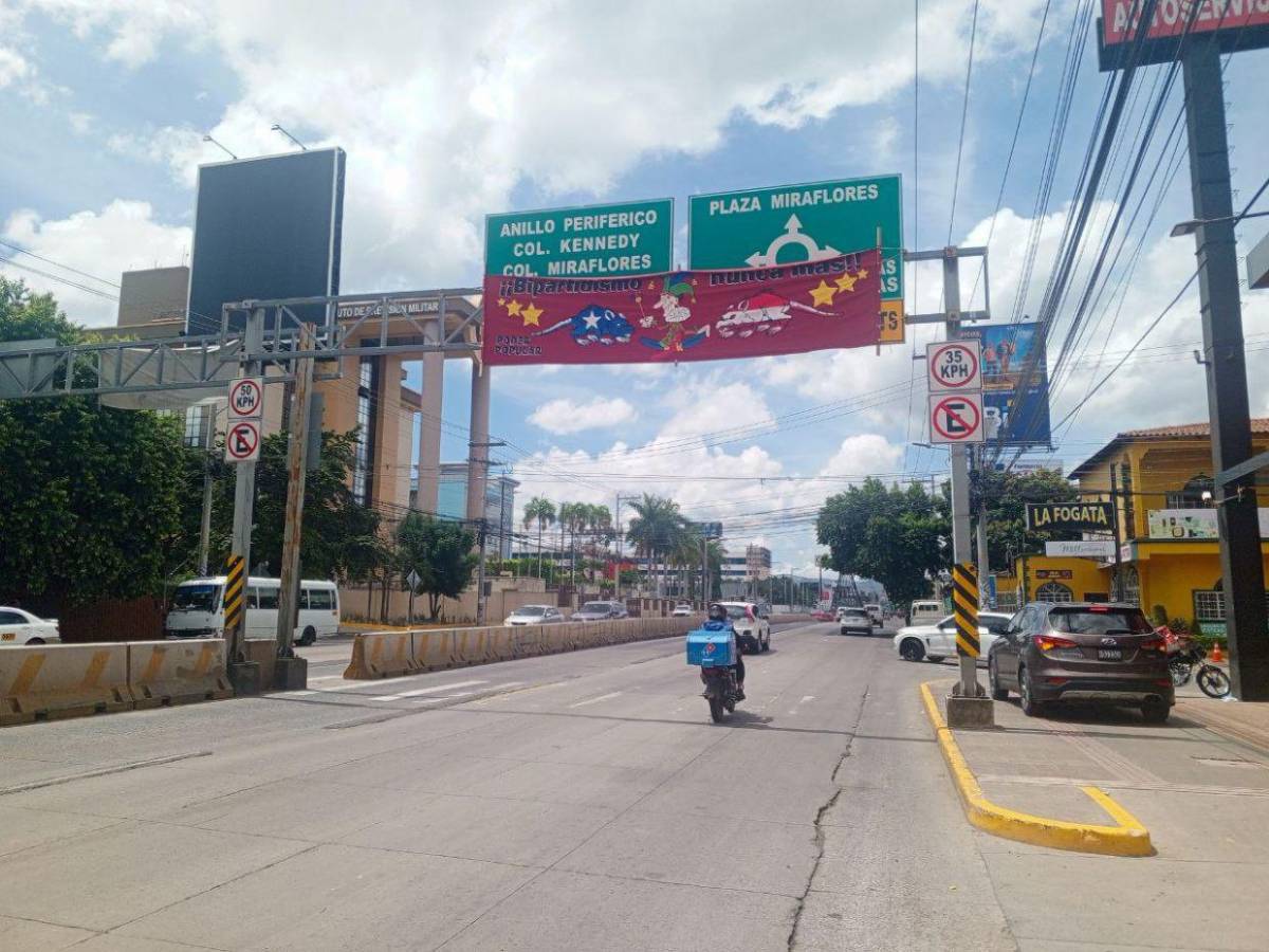 Entre ataques a las iglesias y apoyo al gobierno: las pancartas colocadas en la capital previo a la caminata