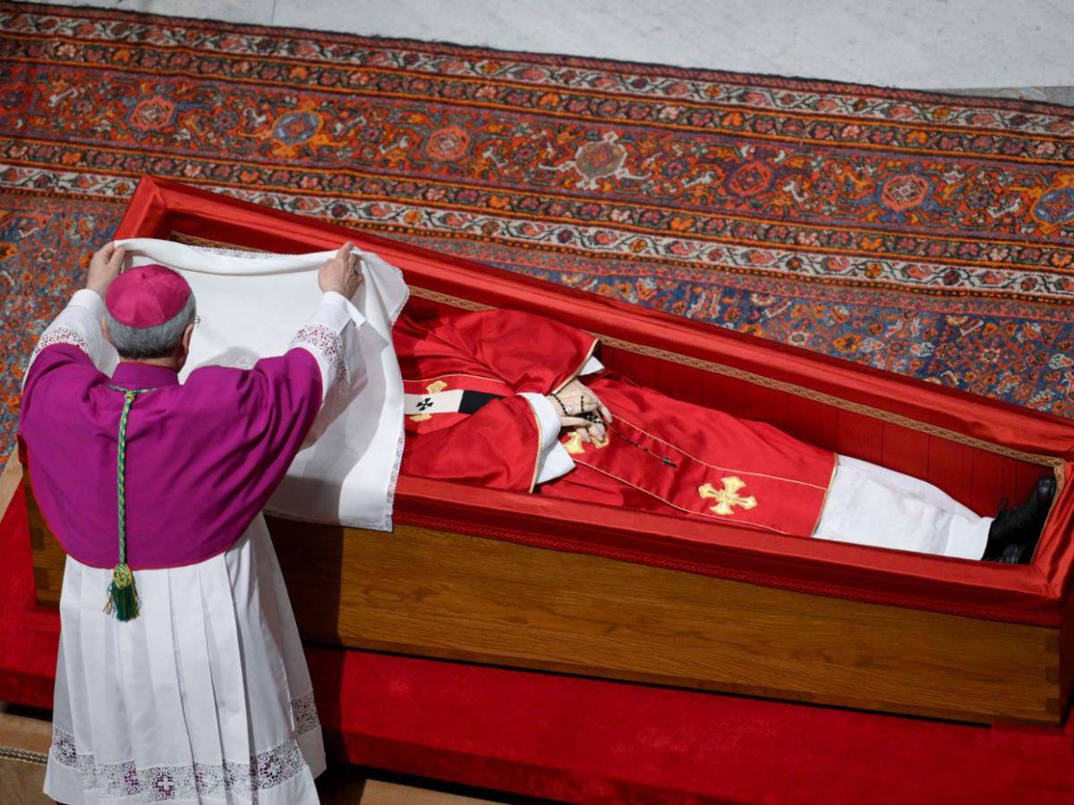 Así fue la ceremonia del cierre del féretro del papa Francisco