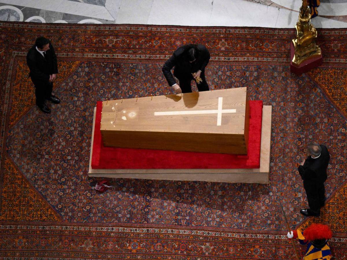 Así fue la ceremonia del cierre del féretro del papa Francisco