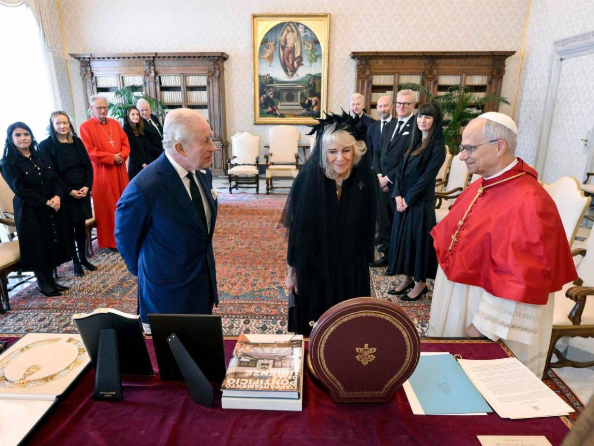 Rey Carlos III y papa León rezan juntos en la Capilla Sixtina: así fue el encuentro en el Vaticano