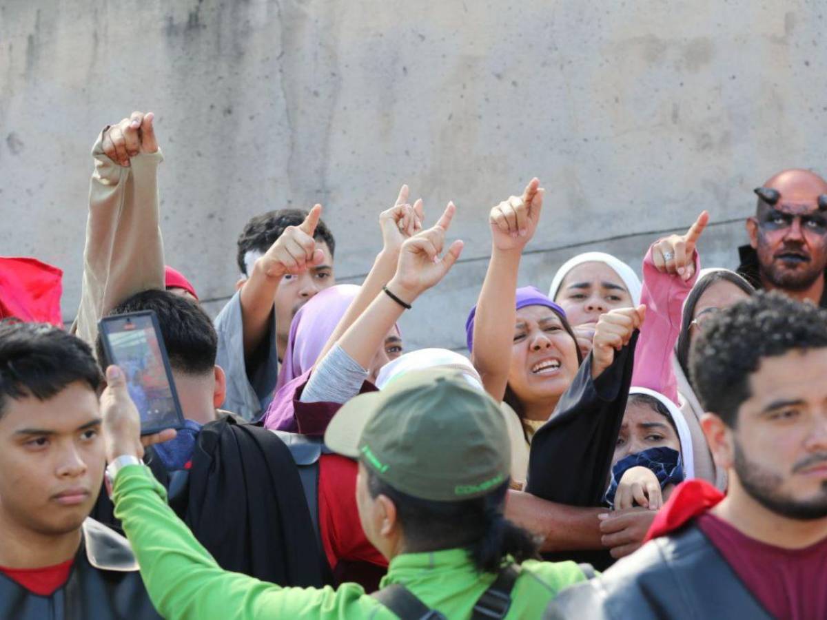 Capitalinos acuden al Vía Crucis en Comayagüela