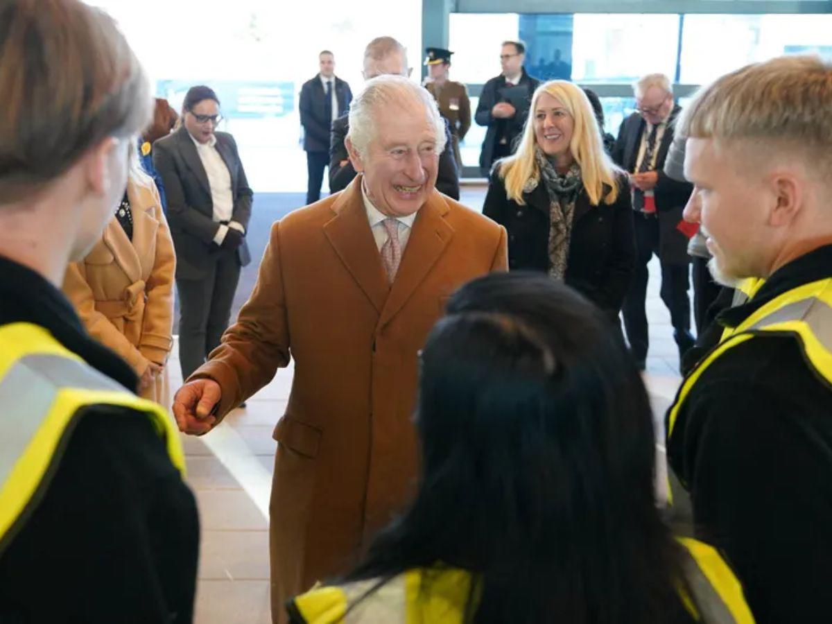 El rey Carlos III es atacado nuevamente con huevos en un evento en Londres