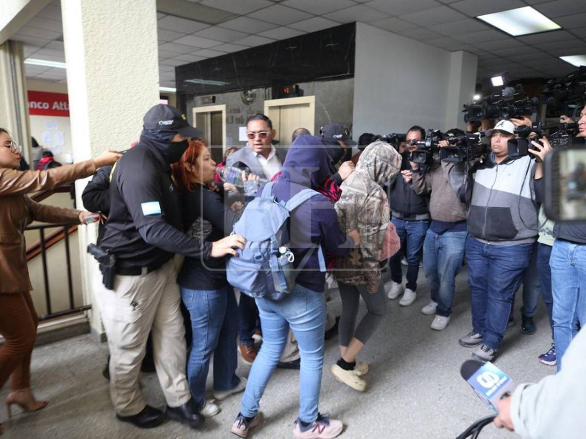 Con cobijas y bien abrigados: llegan detenidos a su audiencia por caso Sedesol