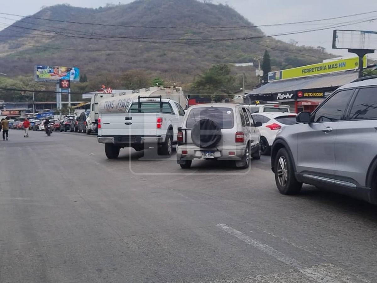 Tráfico pesado en salida al sur tras accidente donde murió motociclista