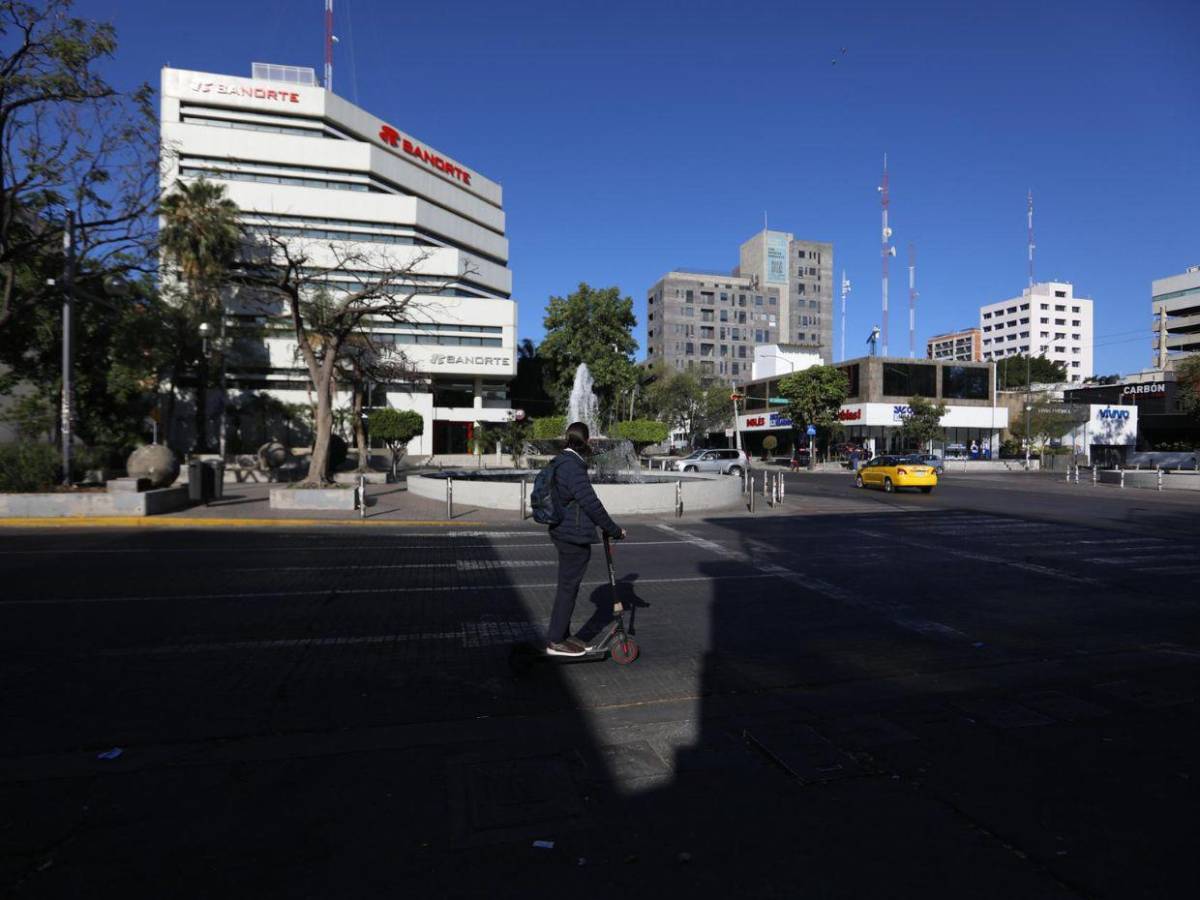 Tensa calma se vive en México, el día después de la muerte de El Mencho