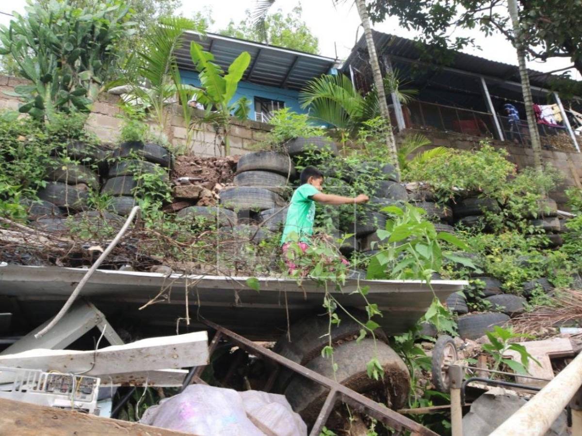 Afectados por deslizamiento en la Villa Unión regresan para conocer daños tras deslizamiento