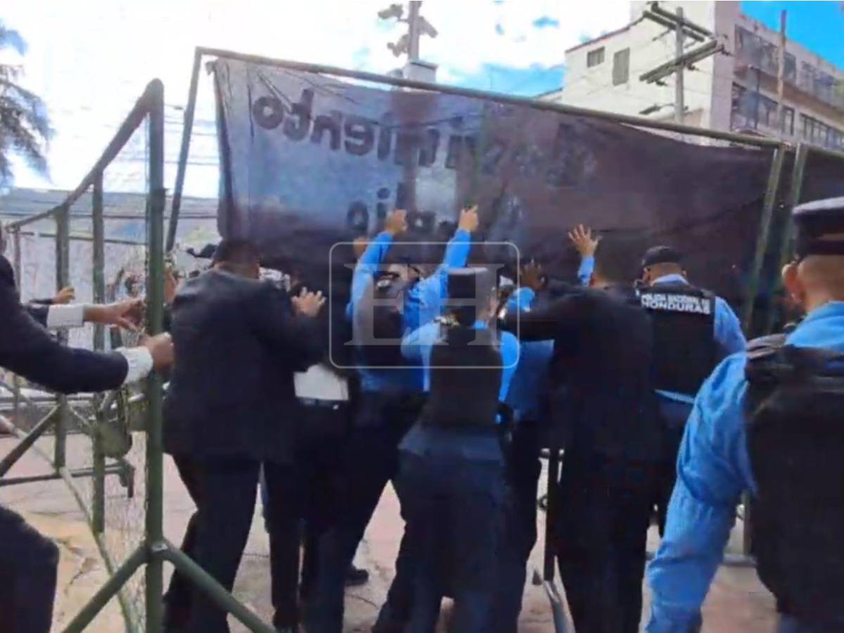 Gas lacrimógeno y piedras: distubios frente al CN tras protesta de estudiantes de la UNAH