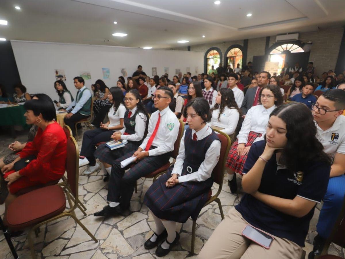 Estudiante Linda Varela gana primer lugar de concurso de oratoria