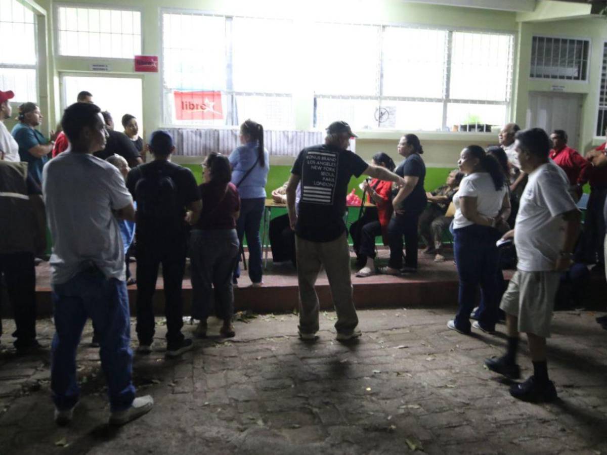 ¡A oscuras y cansados! Miles de hondureños se mantienen en centros de votación que abrieron tarde
