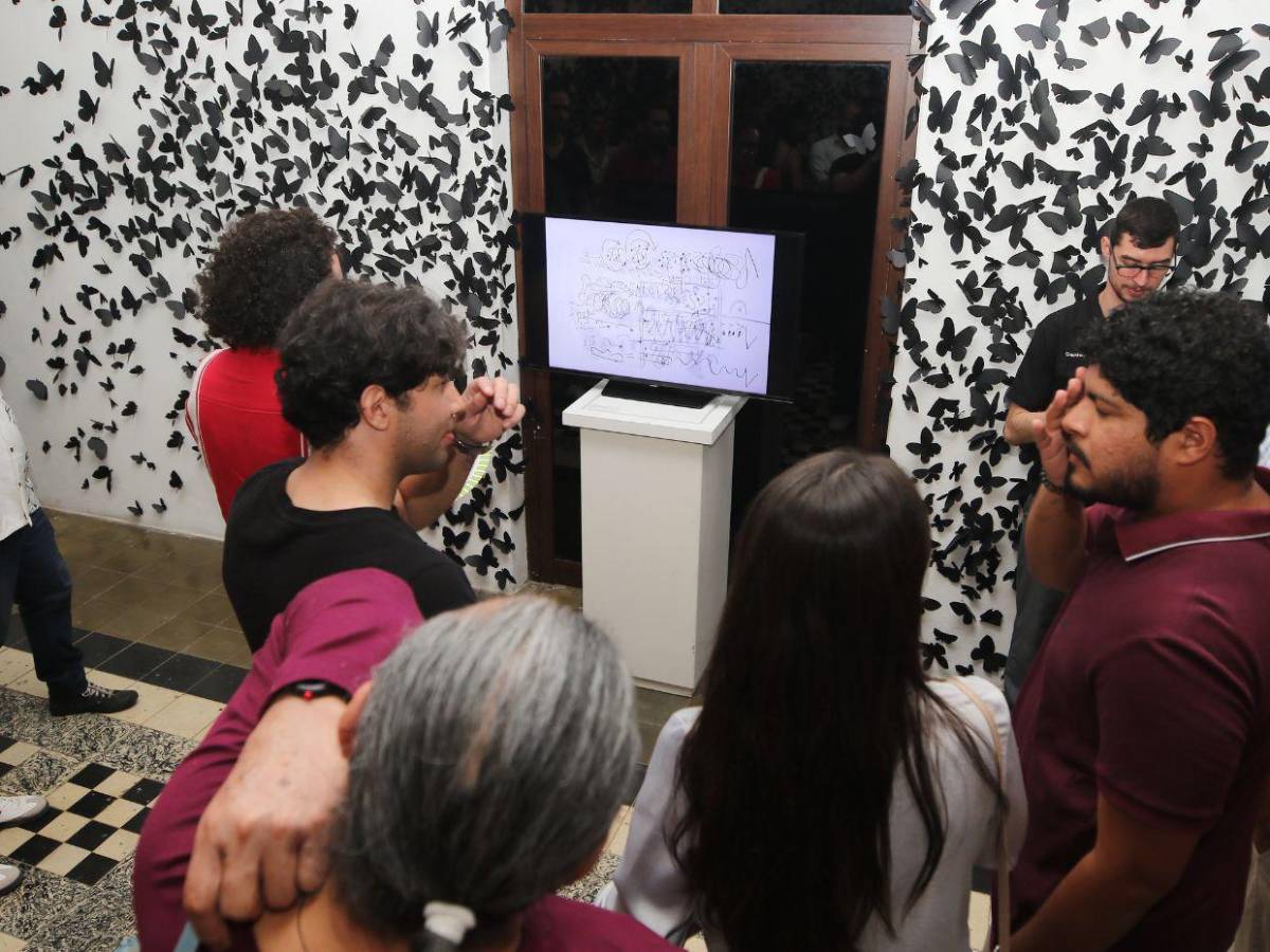 Nube negra: Un bivaque surrealista de 30,000 mariposas de papel invaden el MIN