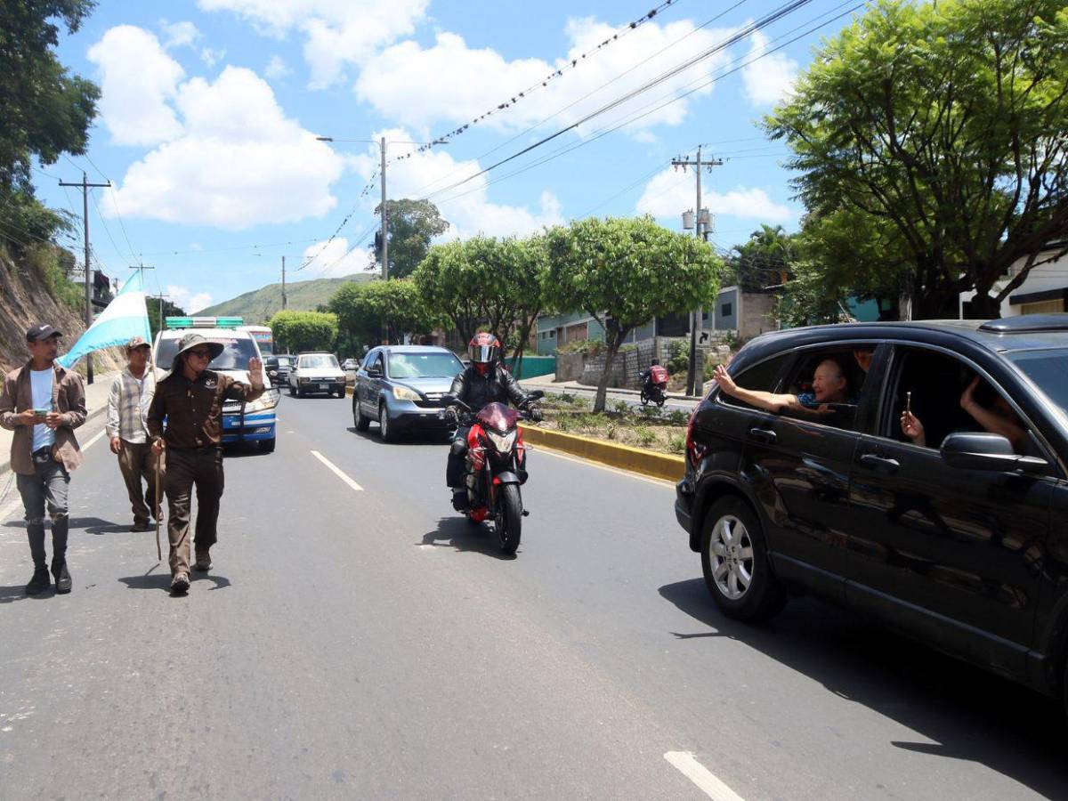 Así llegó a la capital el padre Leopoldo Serrano tras 10 días de caminata por el diálogo y la paz electoral