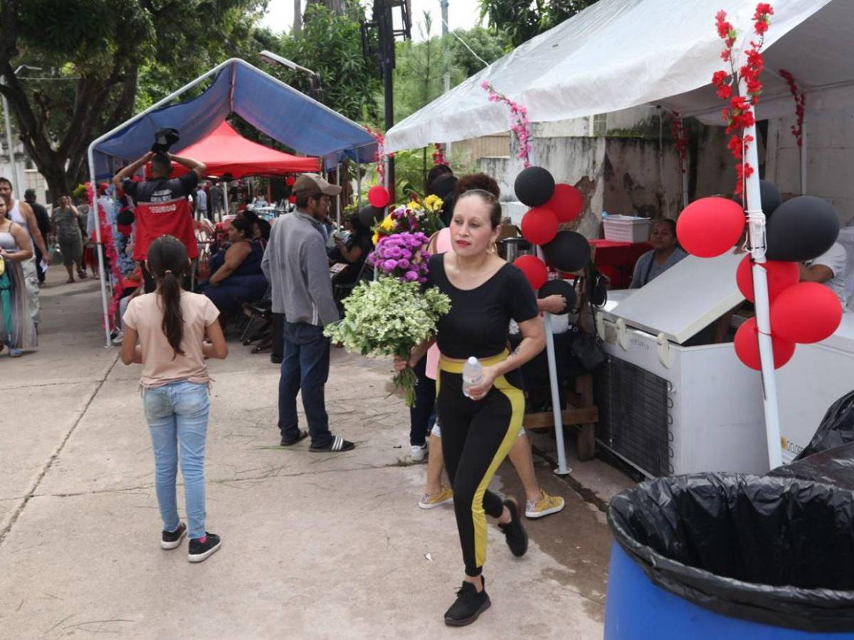 Flores y recuerdos: capitalinos coronan a sus difuntos en el Cementerio General