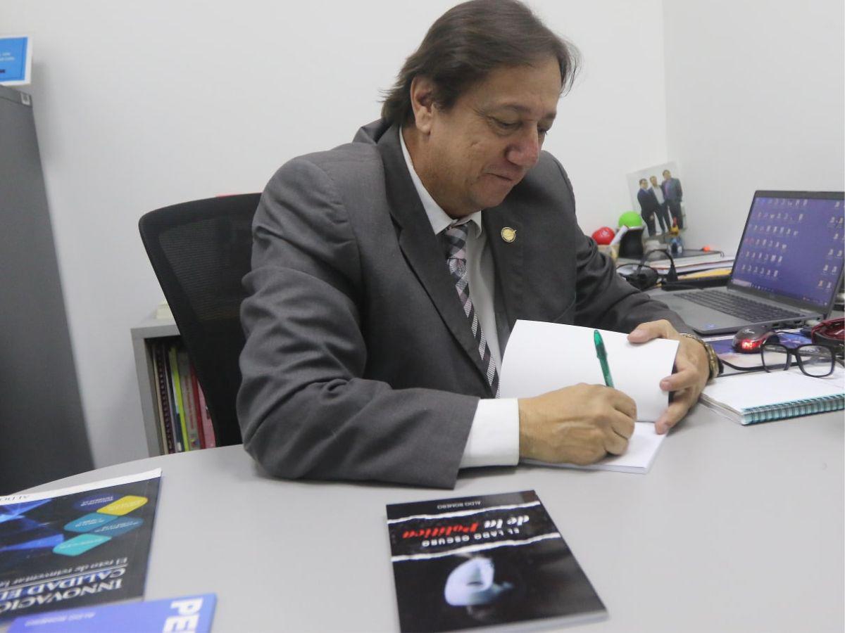 Quienes quieran tener sus obras pueden descargarlo en su página web o pedírselo a él por medio de sus redes sociales.