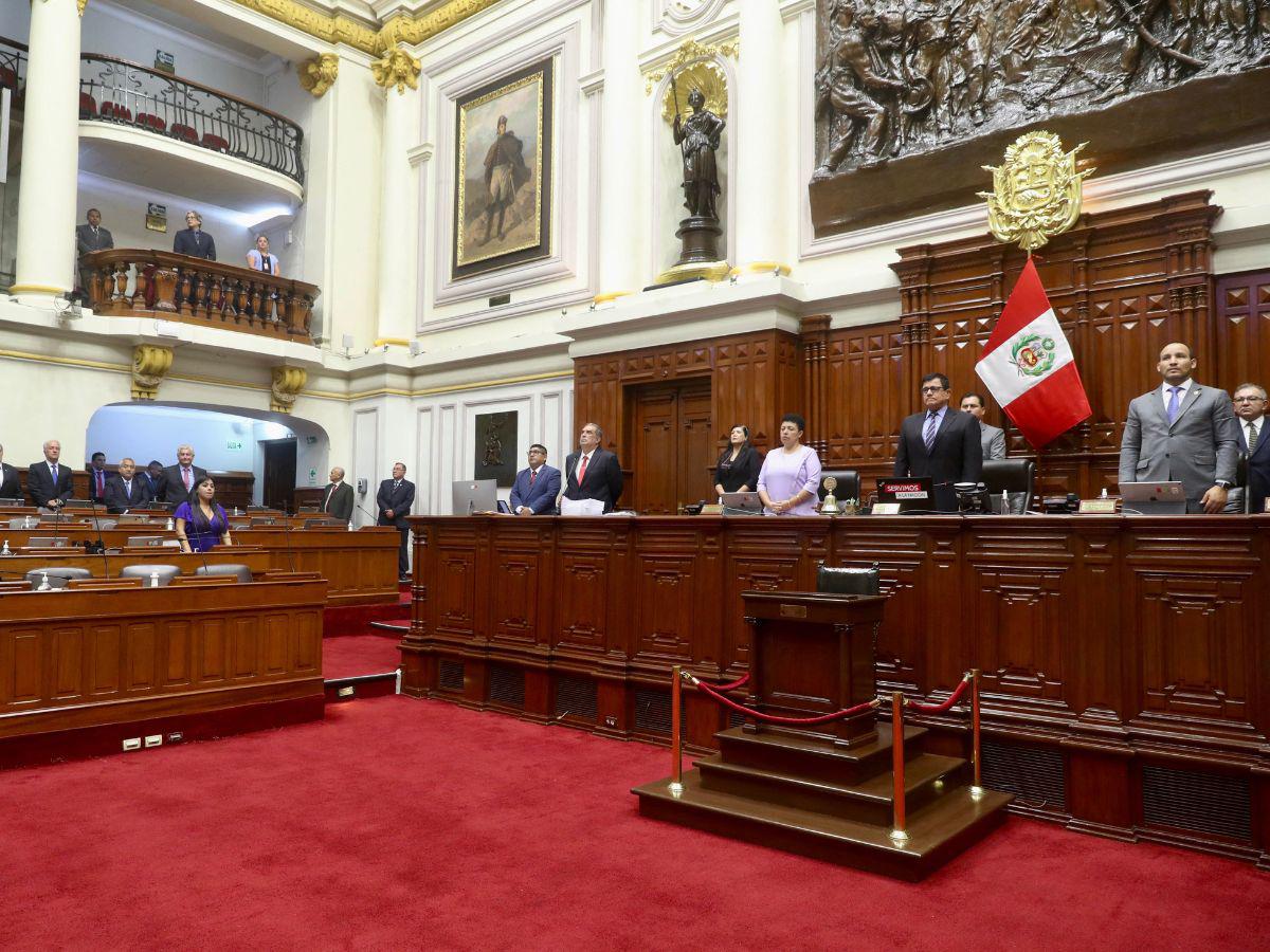 Congreso de Perú mantiene en suspenso adelanto de elecciones mientras las protestas no cesan