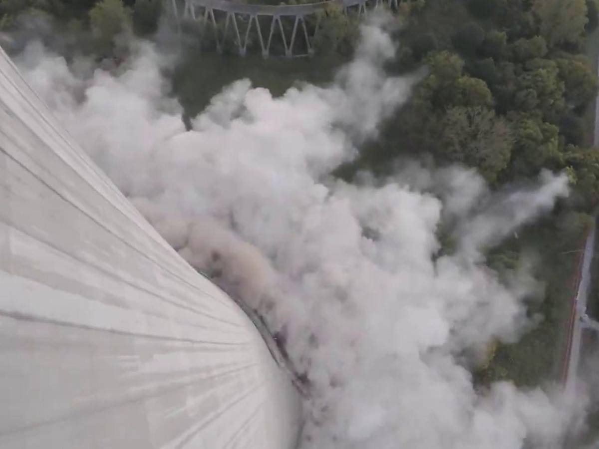 En segundos derriban la torre de la fallida planta nuclear de Hartsville, Tennessee