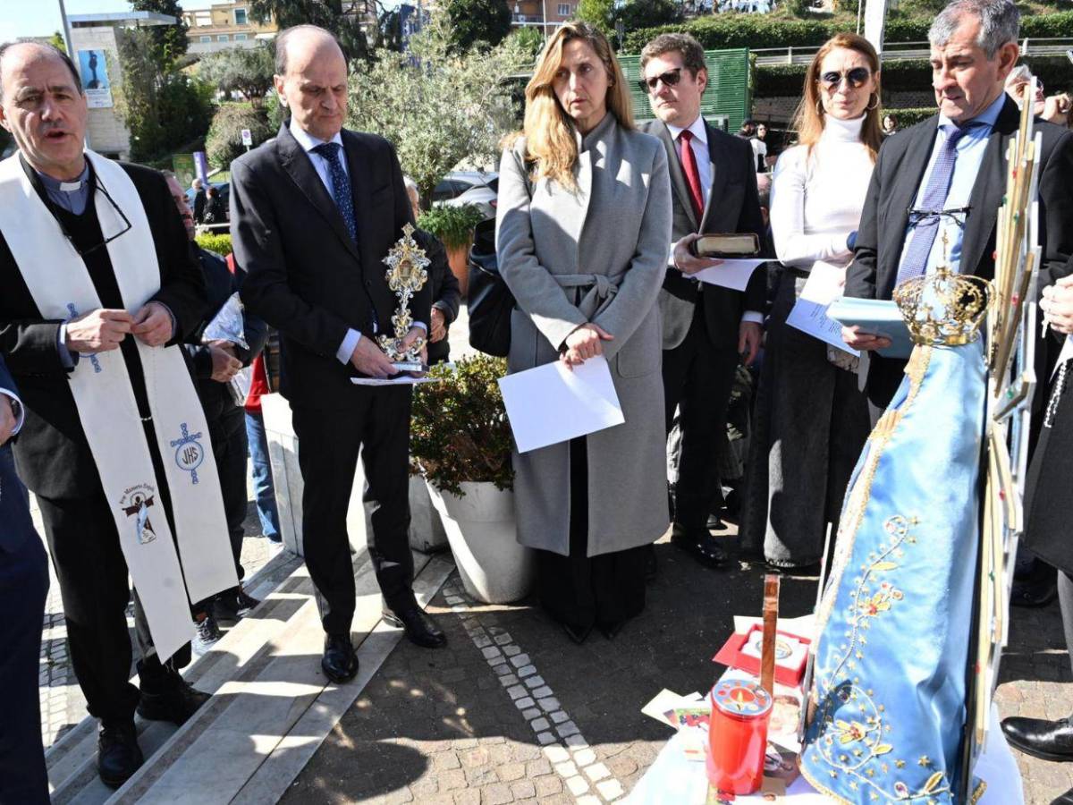 Fieles argentinos rezan por el papa frente al hospital de Roma