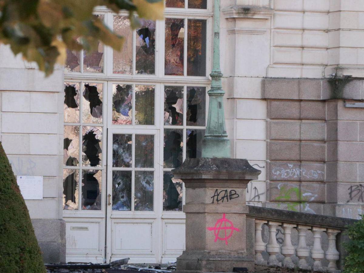 Así quedó el Ayuntamiento de Limoges tras el incendio provocado durante protestas