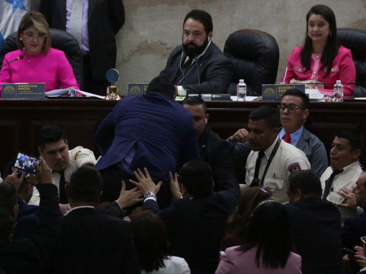 Lanzan botella con agua a Luis Redondo durante sesión en el Congreso Nacional Lanzan botella con agua a Luis Redondo durante sesión en el Congreso Nacional