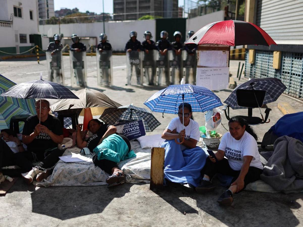 Encadenados y en huelga de hambre: el clamor de familiares por presos políticos en Caracas