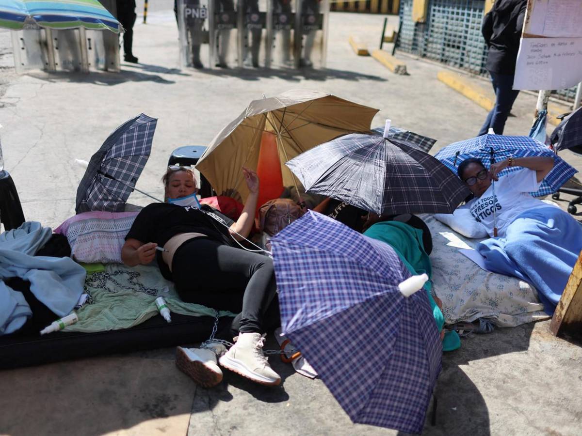 Encadenados y en huelga de hambre: el clamor de familiares por presos políticos en Caracas