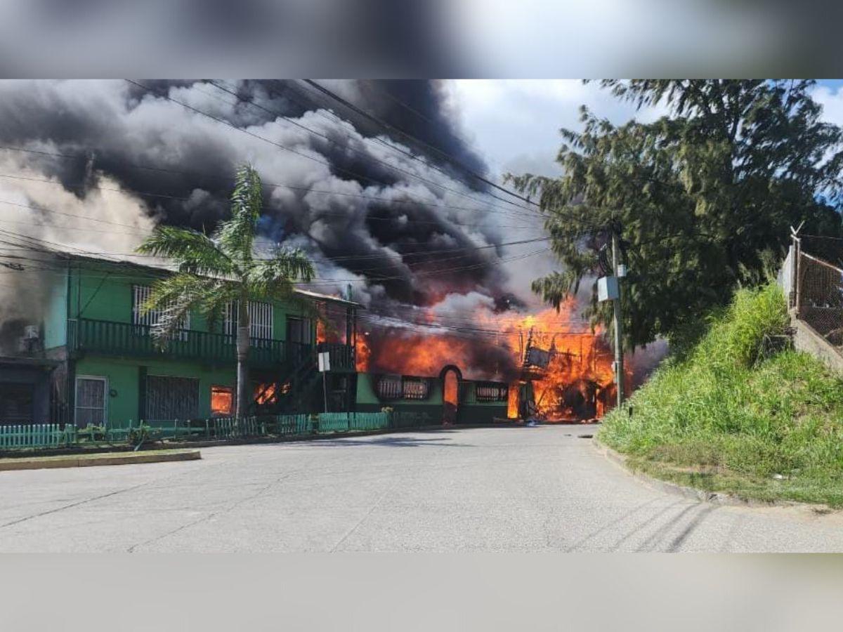 Incendio en Roatán consumió varios negocios