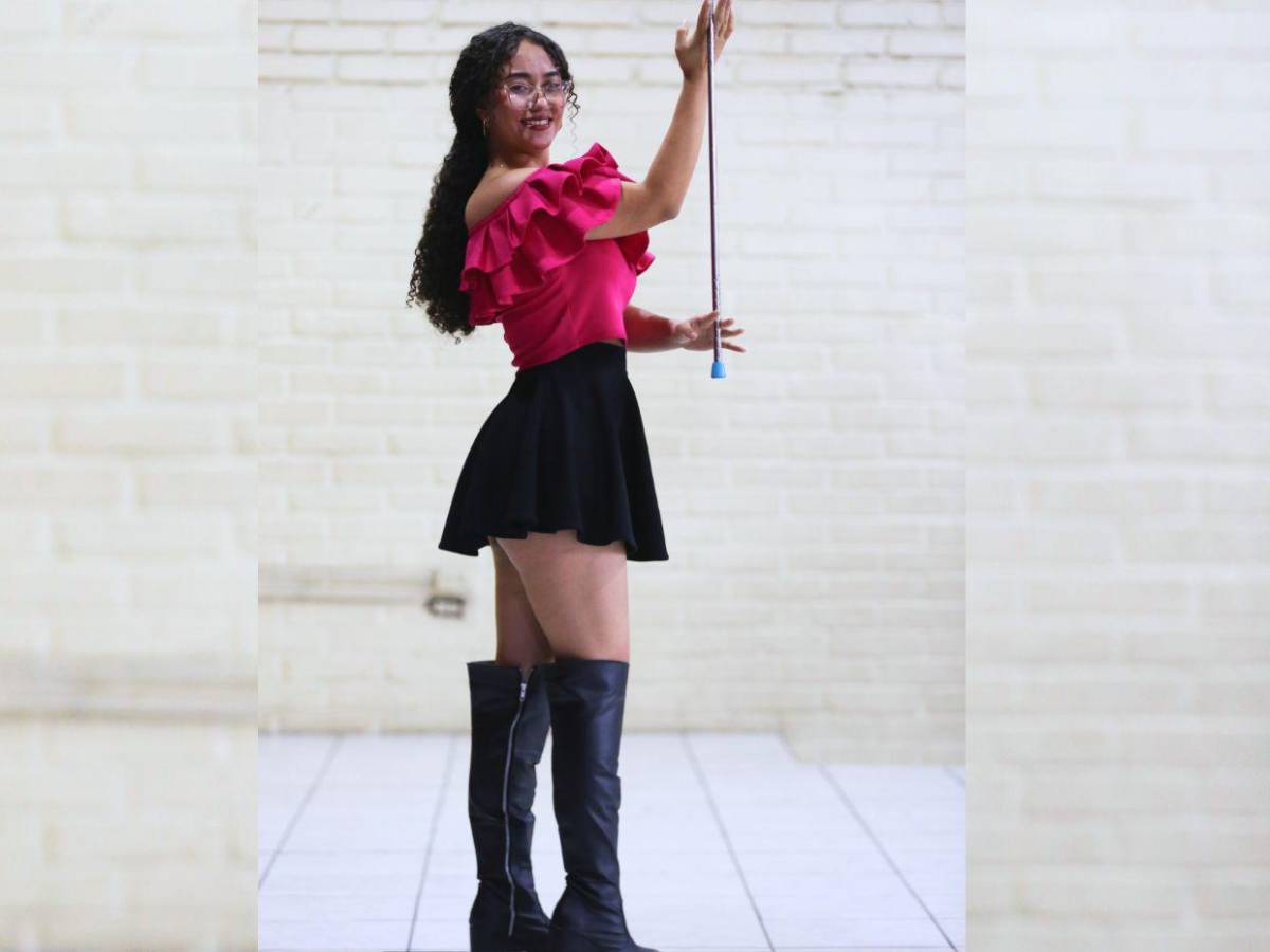 Con orgullo patrio, palillonas del Instituto Superación San Francisco listas para los desfiles