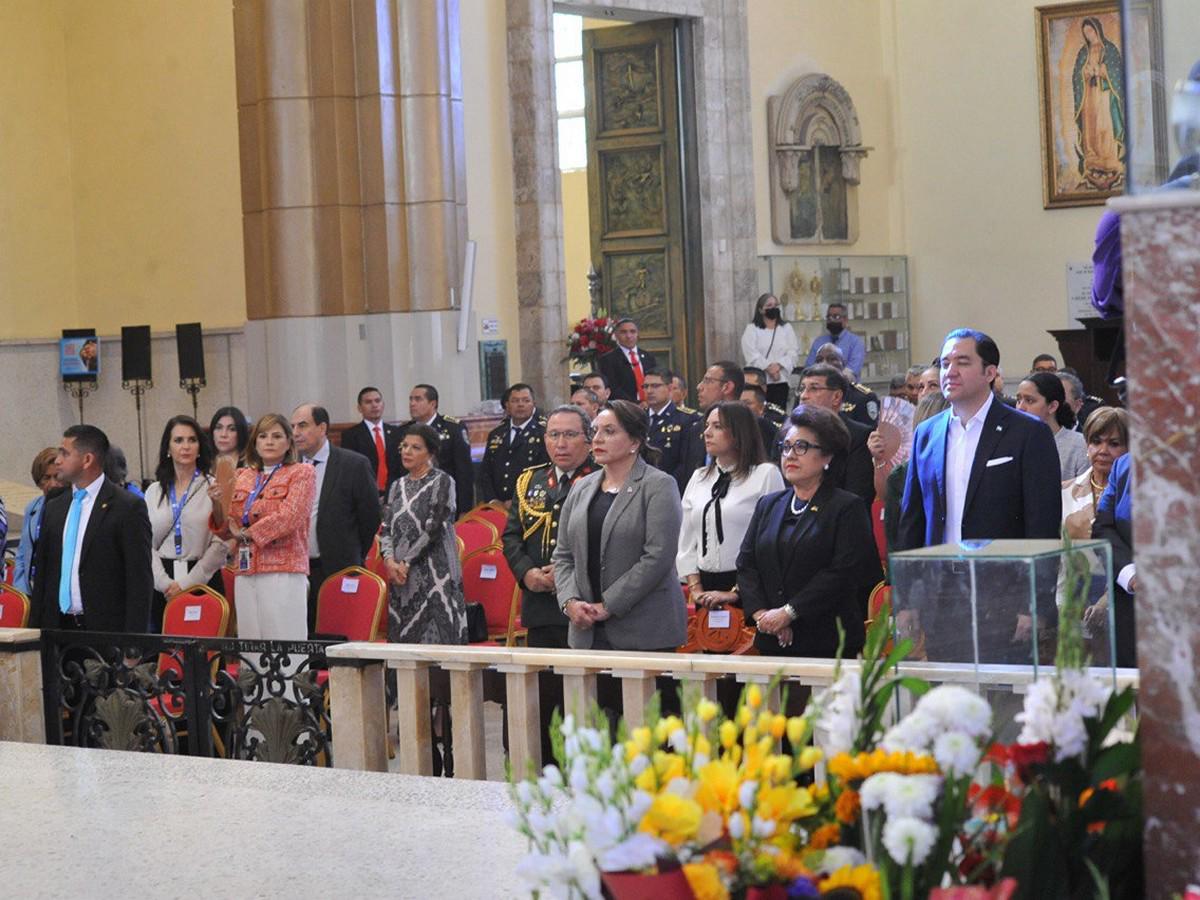 La mandataria, luego de finalizada la misa, entregó un arreglo de flores a la Virgen de Suyapa.