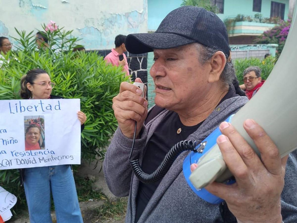 Con bandera palestina y pancartas: el apoyo a David Montecinos, acusado de agredir a Floridalia Aguilar