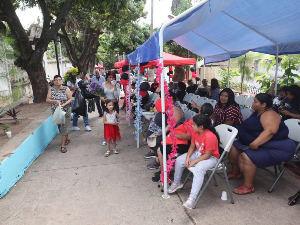 Flores y recuerdos: capitalinos coronan a sus difuntos en el Cementerio General