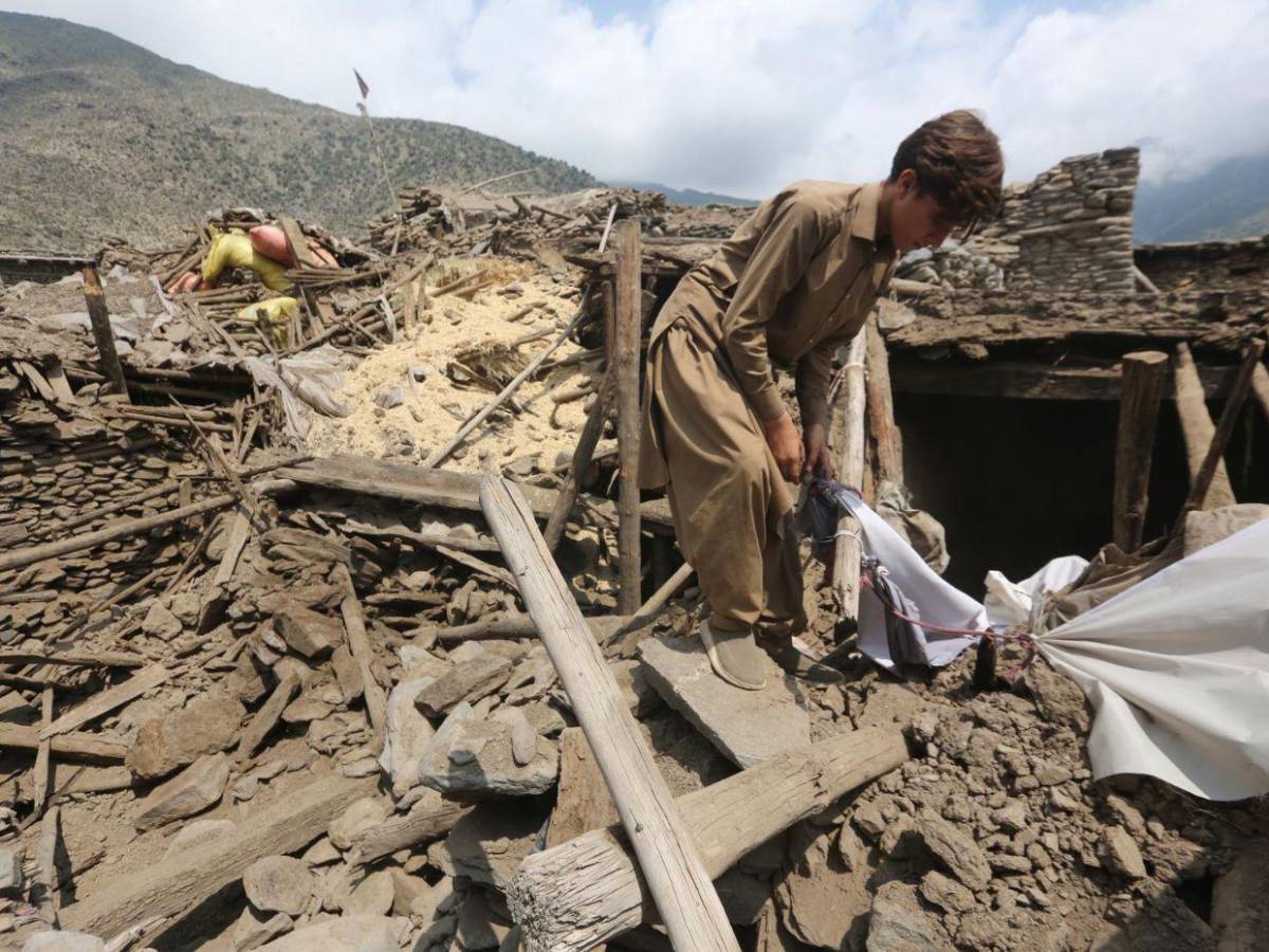 Los muertos por el terremoto de Afganistán superan los 1,400